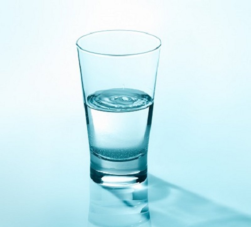 На половину полон или пуст. Стакан воды наполовину. Половина стакана воды. Полупустой стакан. Полный стакан воды.